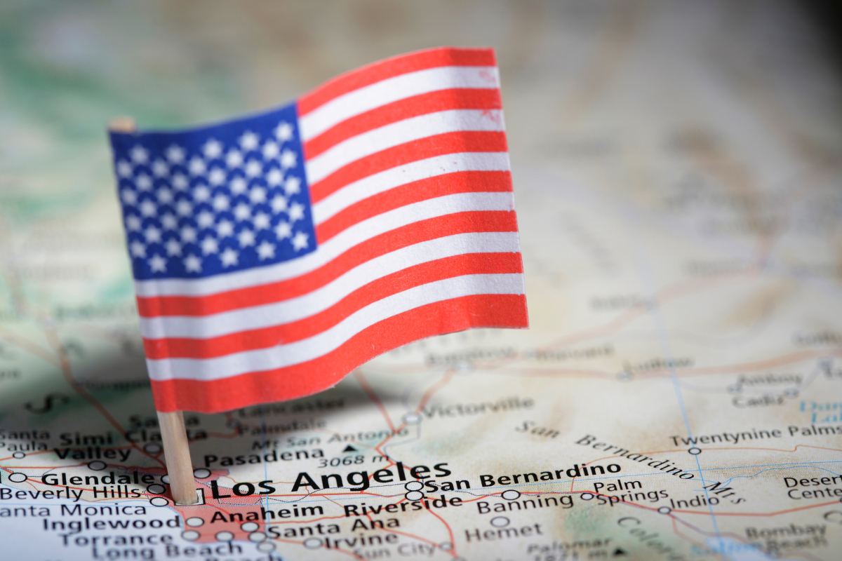 Flaga USD wbita w mapę w miejscu Los Angeles