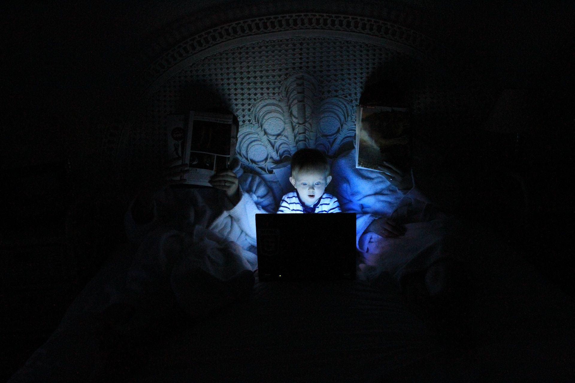 Dziecko podświetlone światłem laptopa