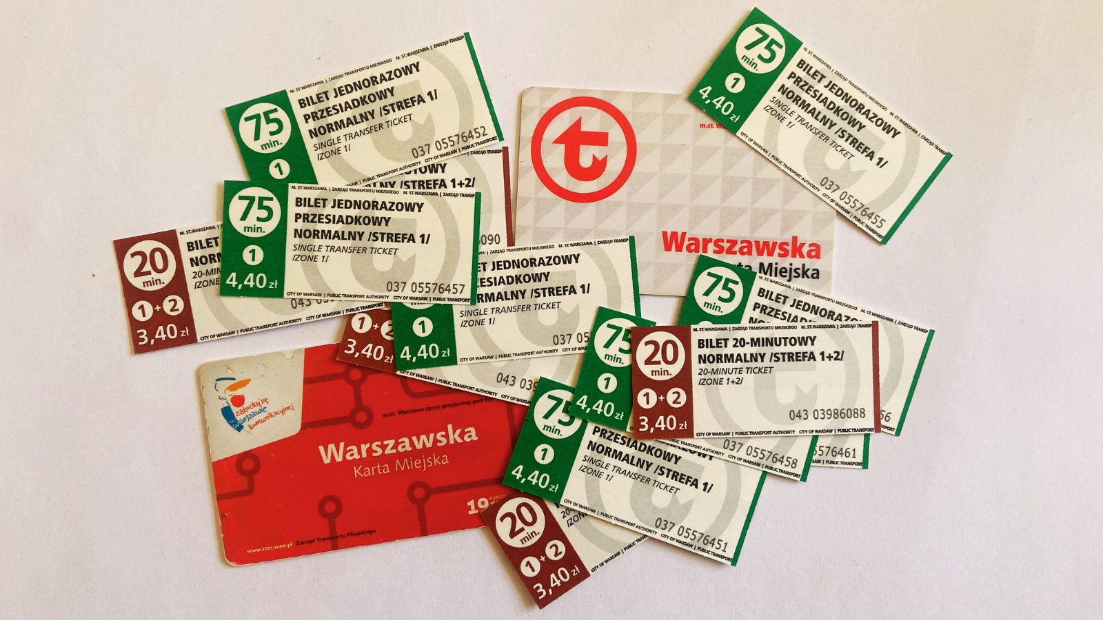 Zdjęcie przedstawiające warszawskie karty miejskie i bilety kartonikowe 