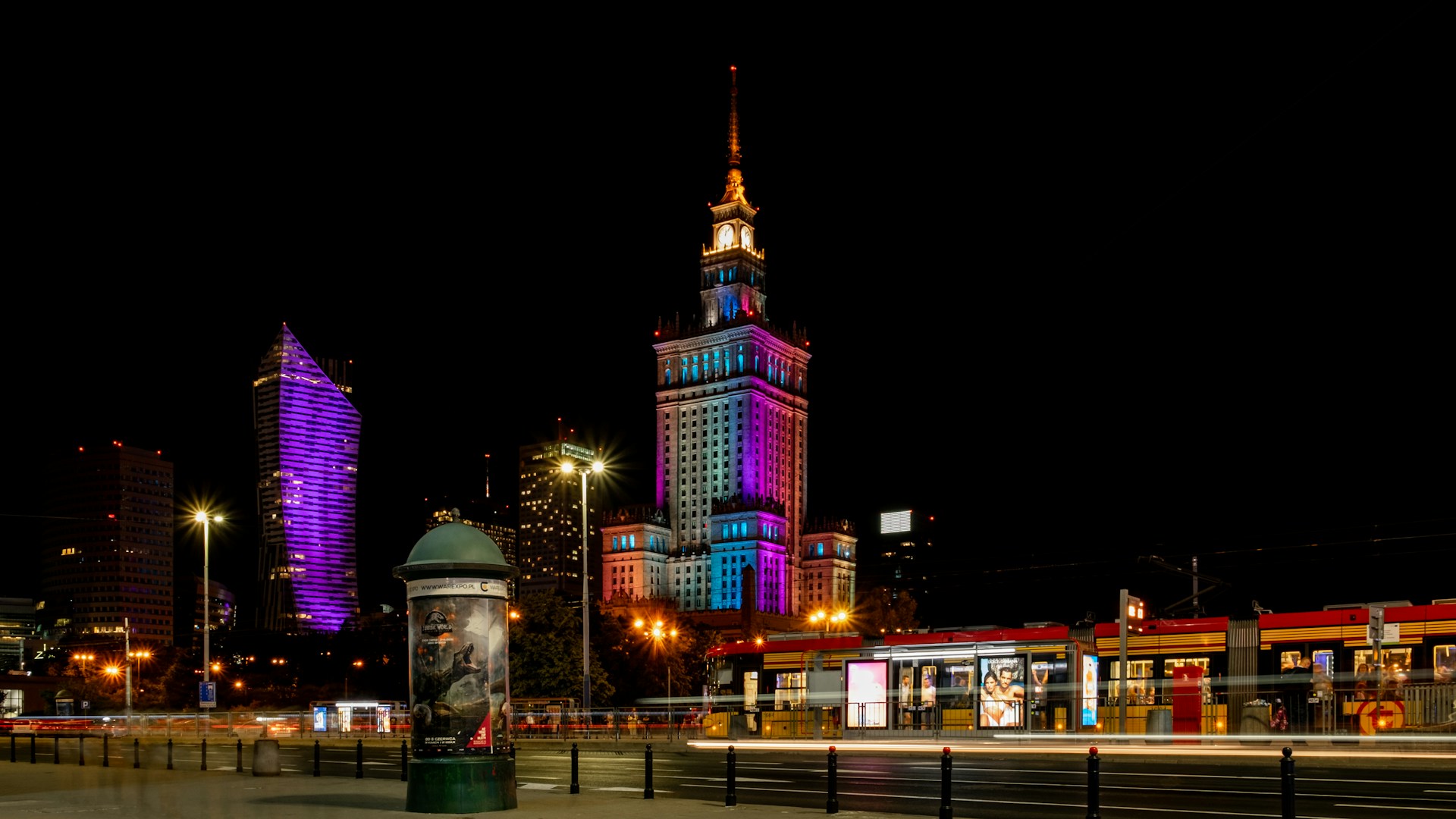 Pałac kultury i tramwaje w nocy