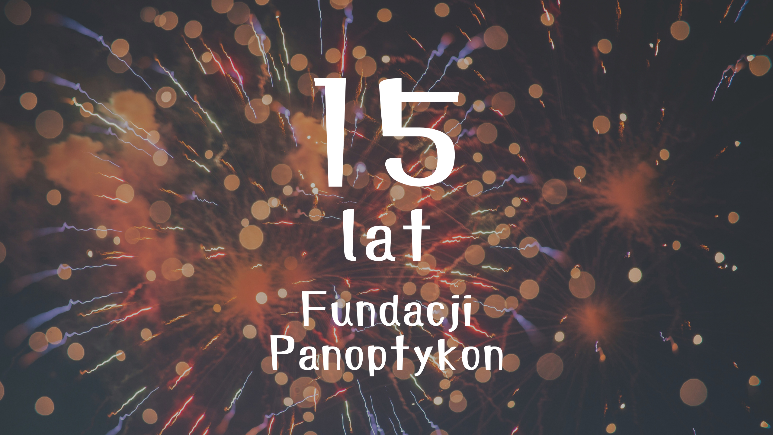 Grafika z napisem "15 lat Fundacji Panoptykon" na tle fajerwerków