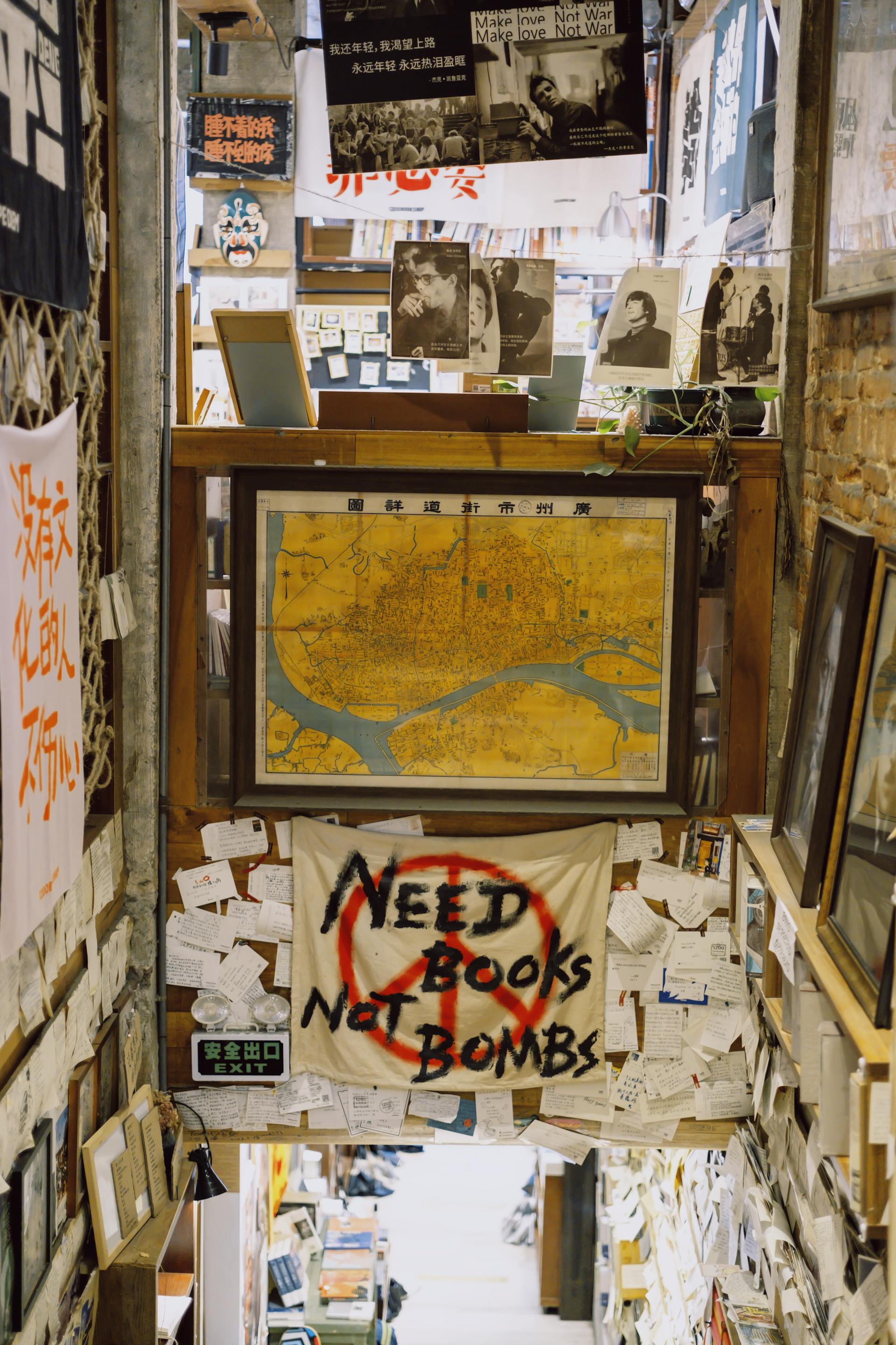 Szyld "Need books not bombs"