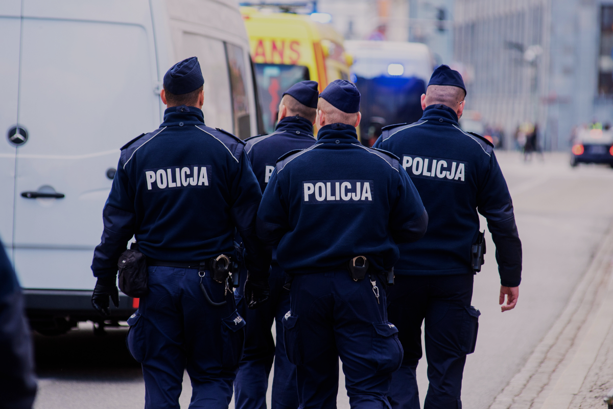 Zdjęcie przedstawiające czterech policjantów ustawionych tyłem