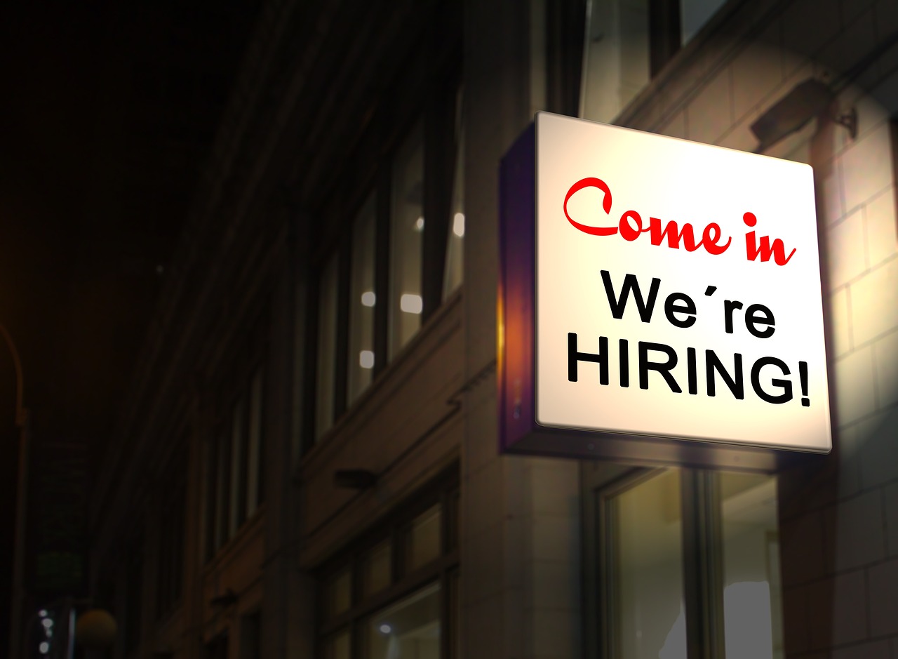 Zdjęcie neonu o treści: Come in. We're HIRING! [Chodź. Praca czeka!]