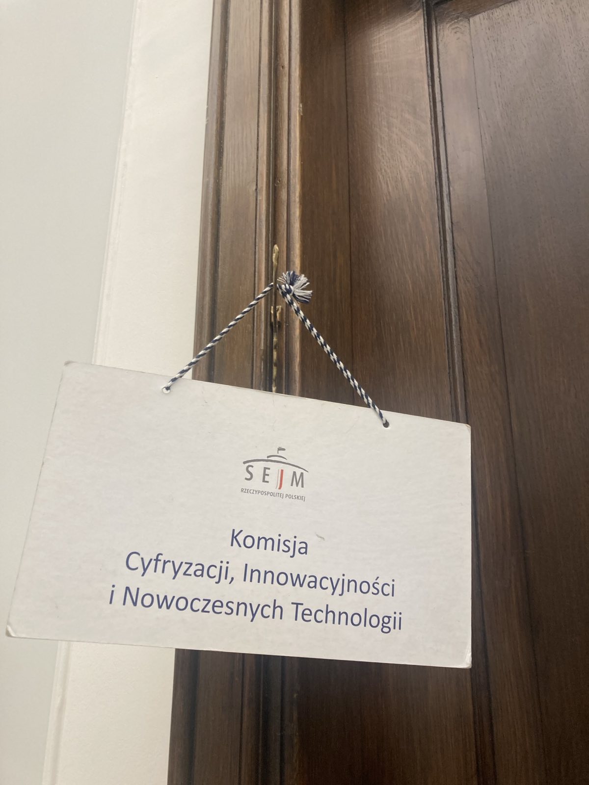 Tabliczka na drzwiach komisji cyfryzacji