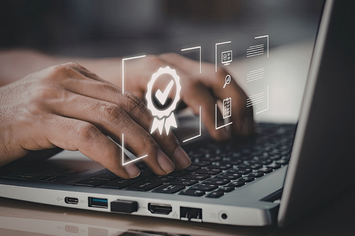 Grafika rąk piszących na klawiaturze komputera ze znakiem weryfikacji