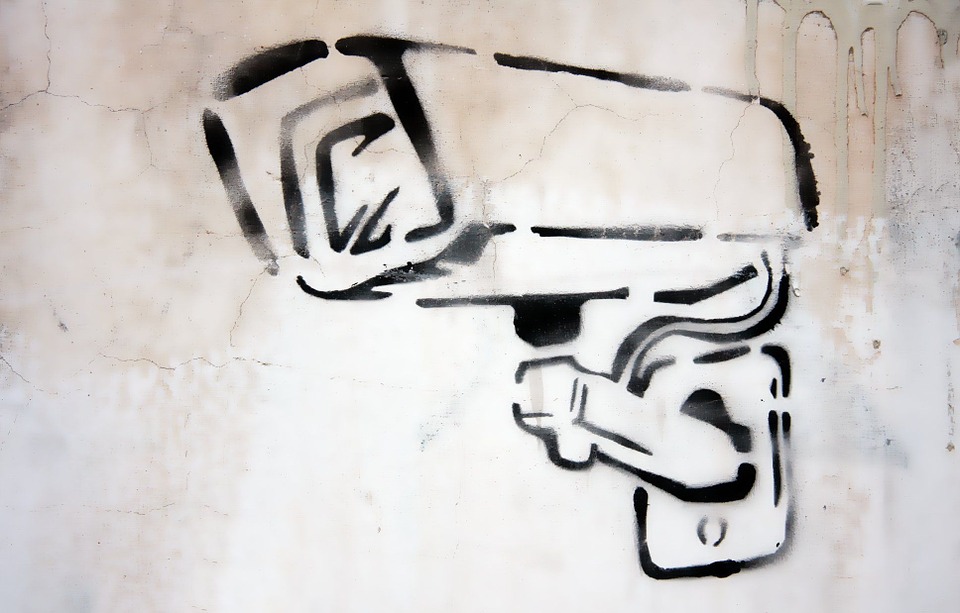 Zdjęcie z grafitti przedstawiające kamerę