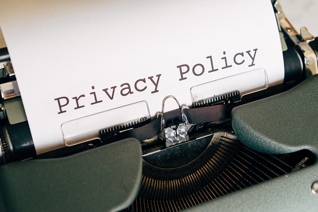 Zdjęcie kartki z napisem "Privacy policy"