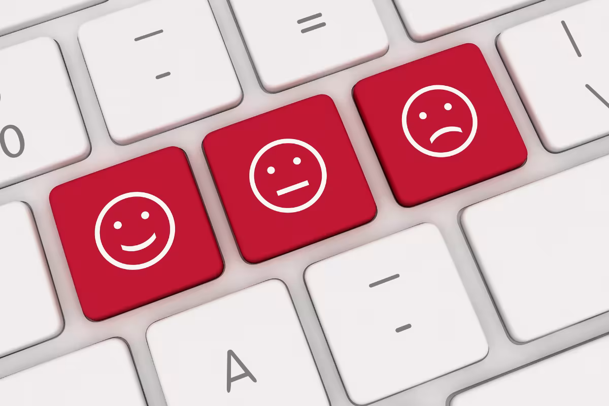 Klawiatura z trzema przyciskami: uśmiechnięta mina, neutralna mina, smutna mina