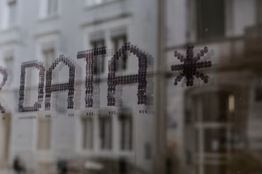 Napis DATA na szybie