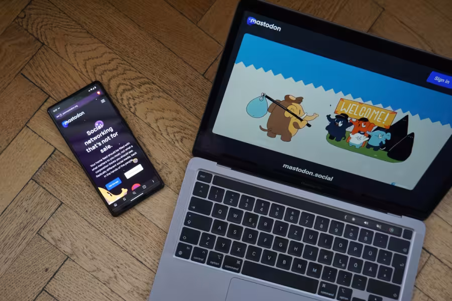 Komputer z otwartą stroną Mastodon