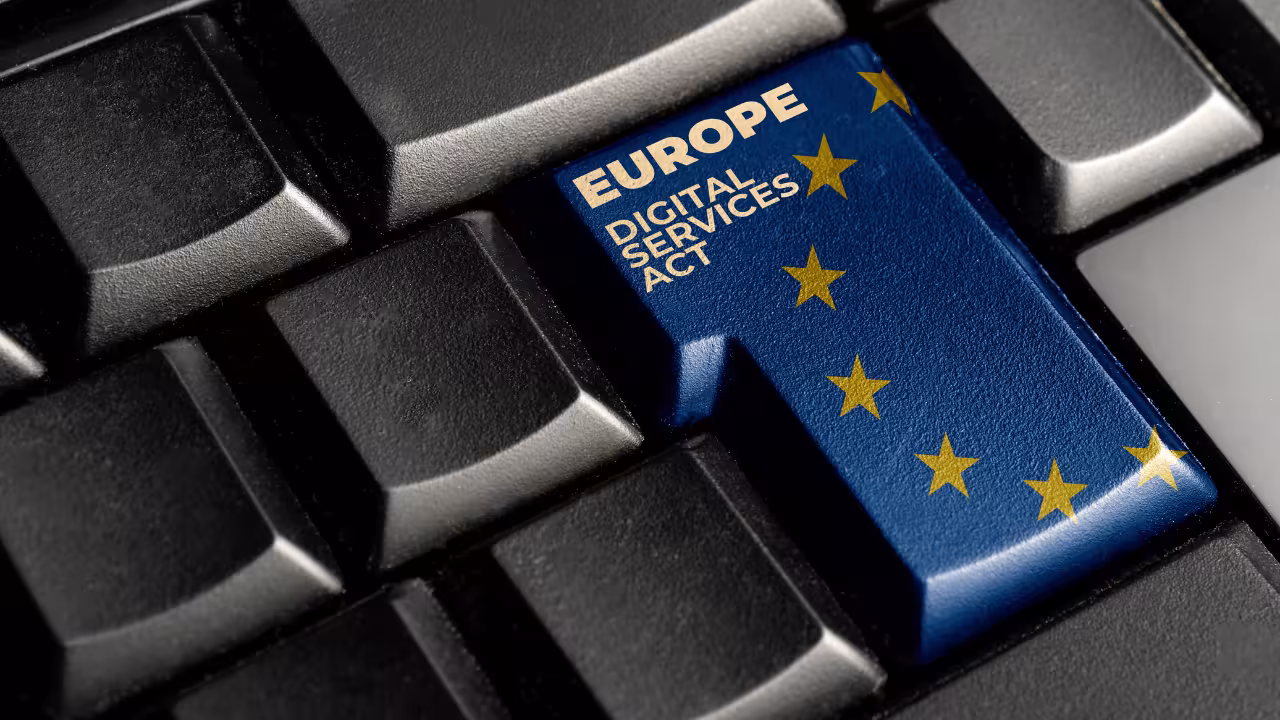 Grafika przedstawiająca klawiaturę komputerową z napisem "Europe: Digital Services Act" w miejscu klawisza Enter