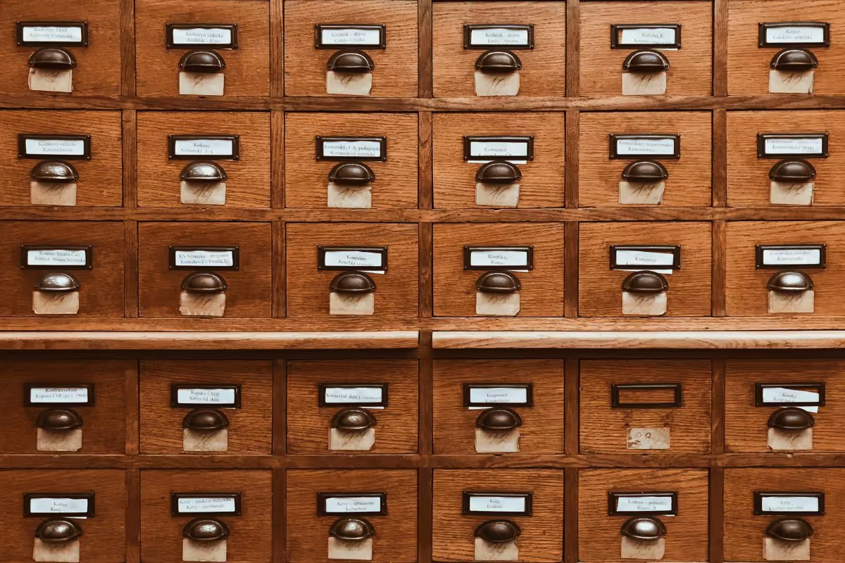 Grafika przedstawiająca szuflady w szafce katalogowej