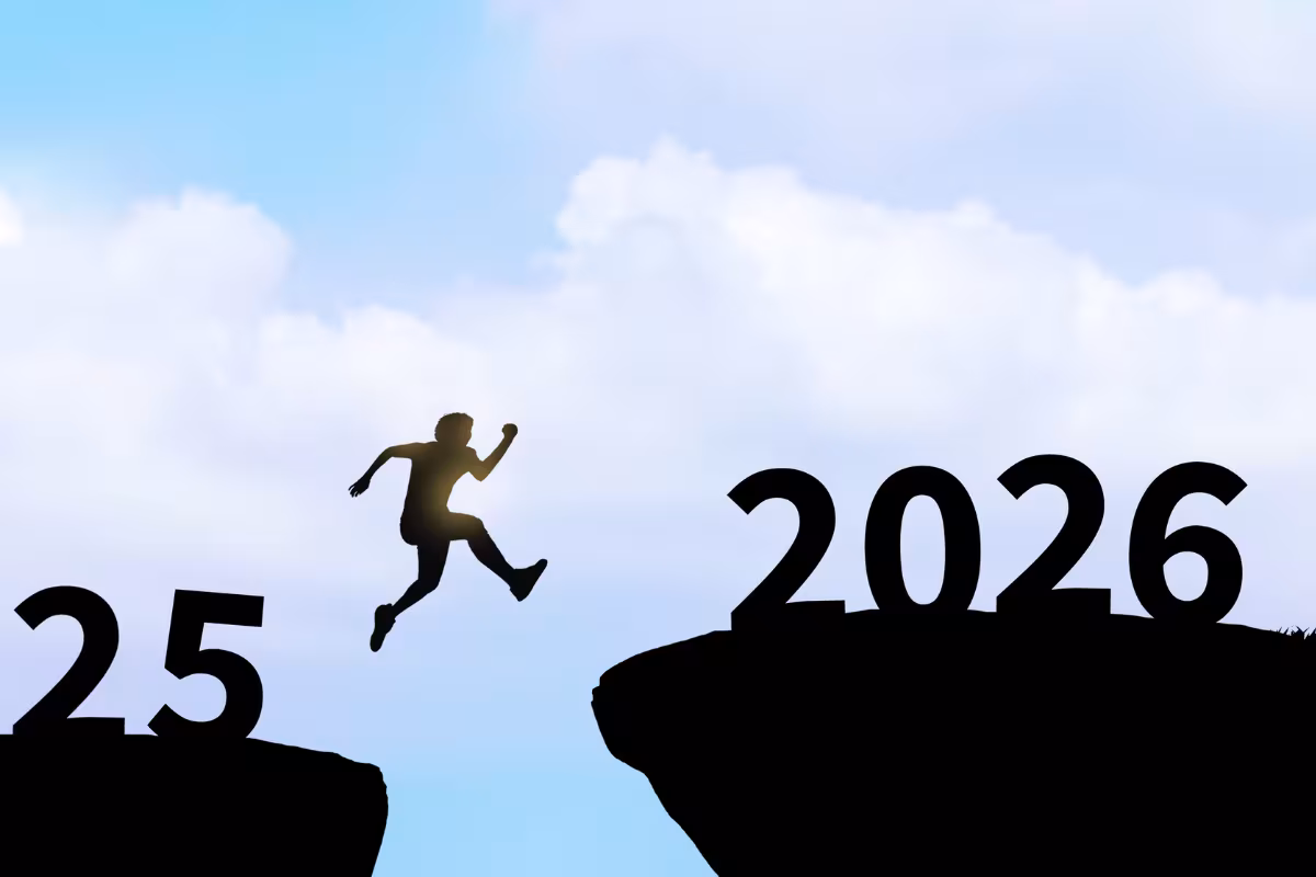 Grafika z postacią rysunkową przeskakującą od liczby 25 do liczby 2026.