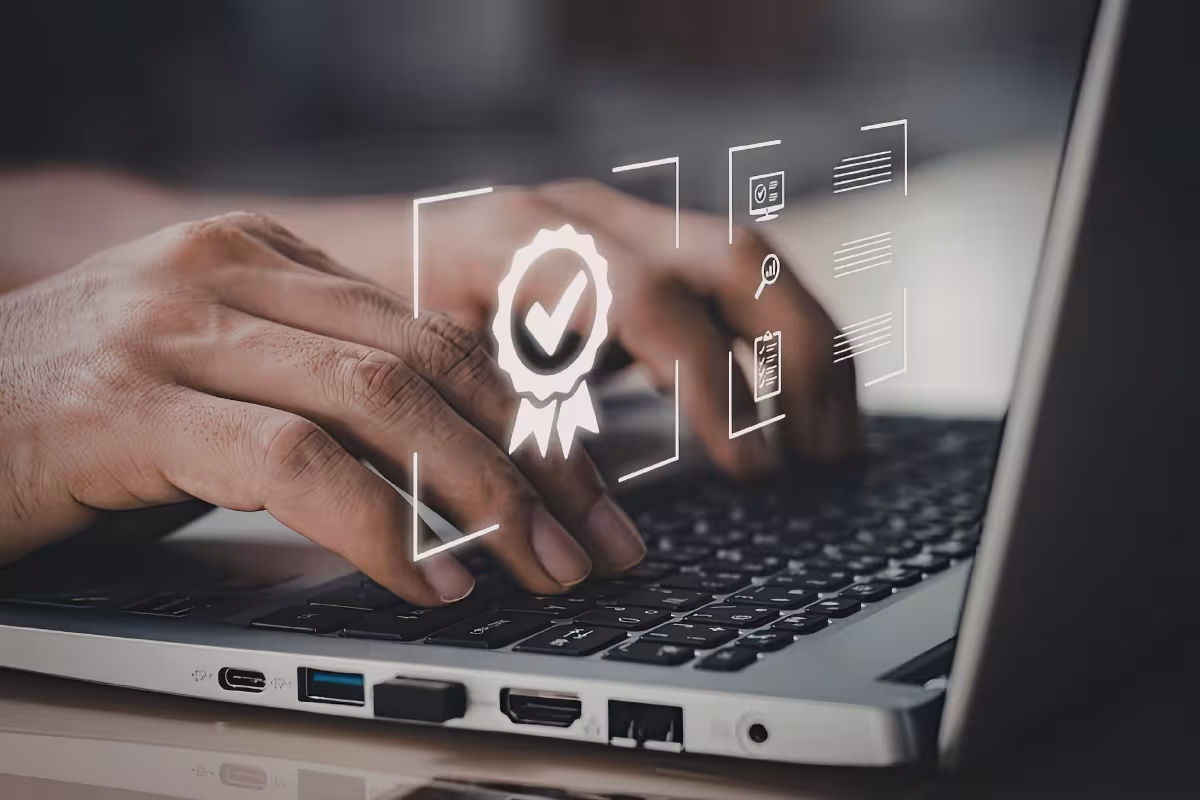 Grafika rąk piszących na klawiaturze komputera ze znakiem weryfikacji