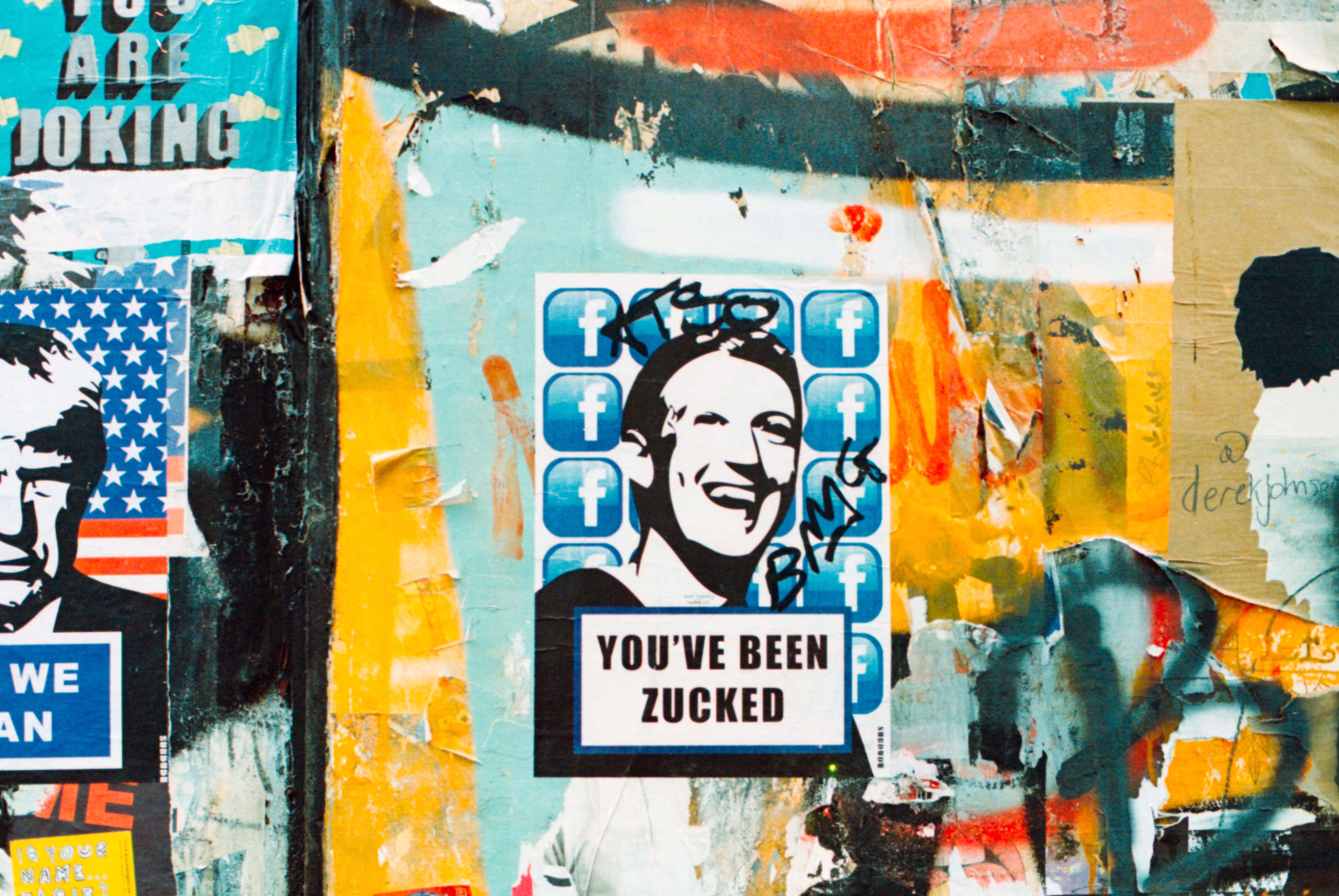 Zdjęcie plakatu z Markiem Zuckerbergiem
