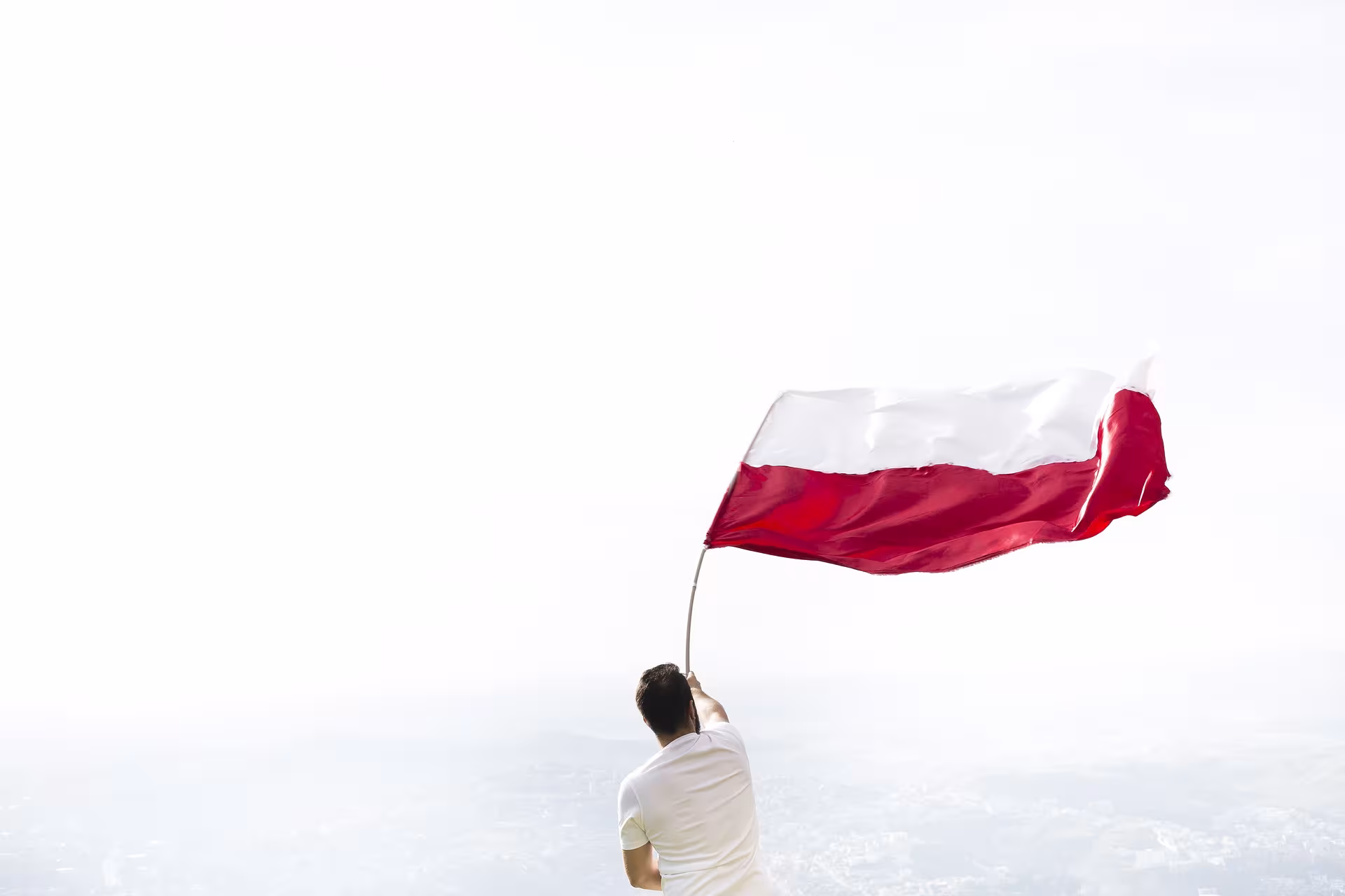 Osoba z flagą Polski