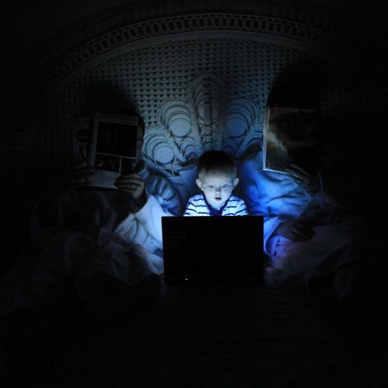 Dziecko podświetlone światłem laptopa