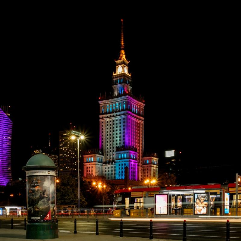 Pałac kultury i tramwaje w nocy
