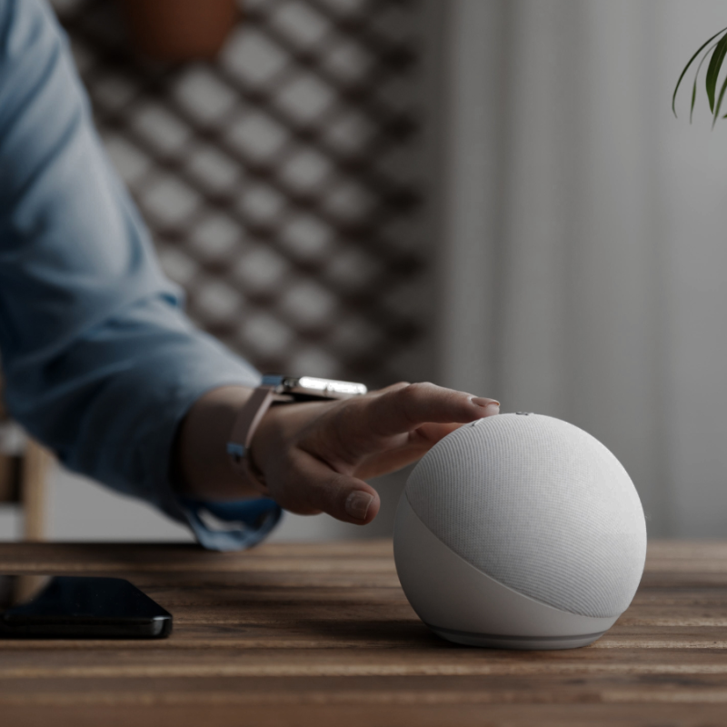 Grafika przedstawiająca osobę z smart ayastetntem domowym