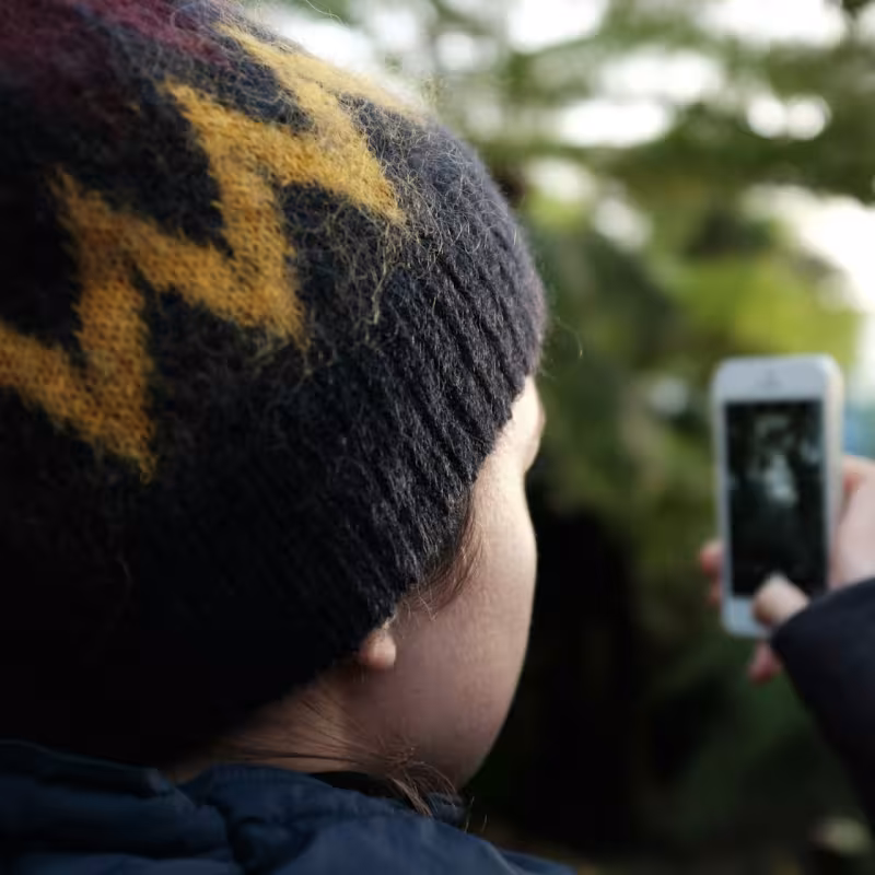 Dziecko w czapce trzema telefon