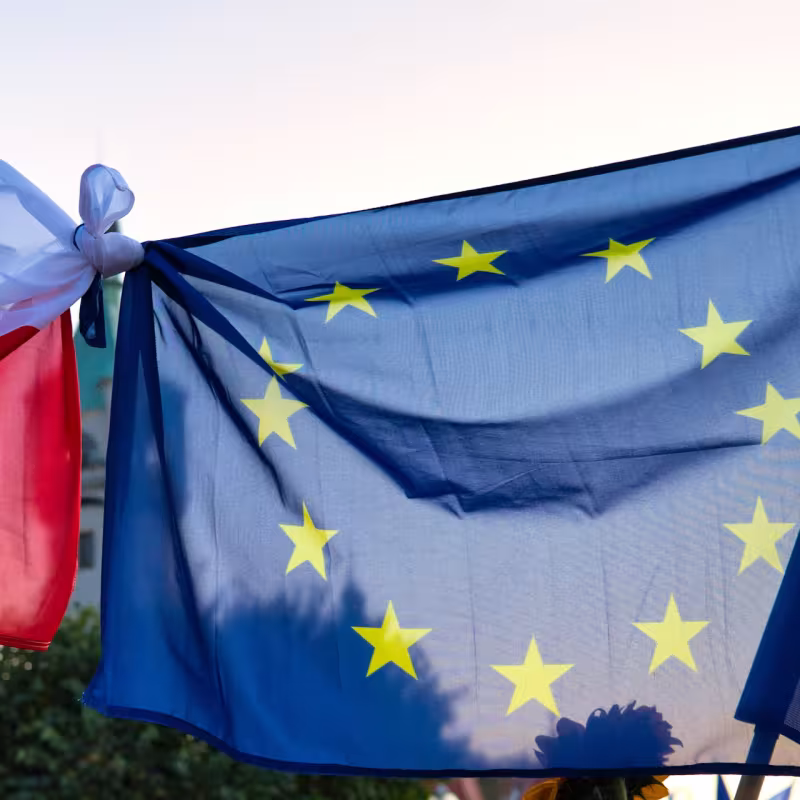 Związane flagi Polski i Unii Europejskiej