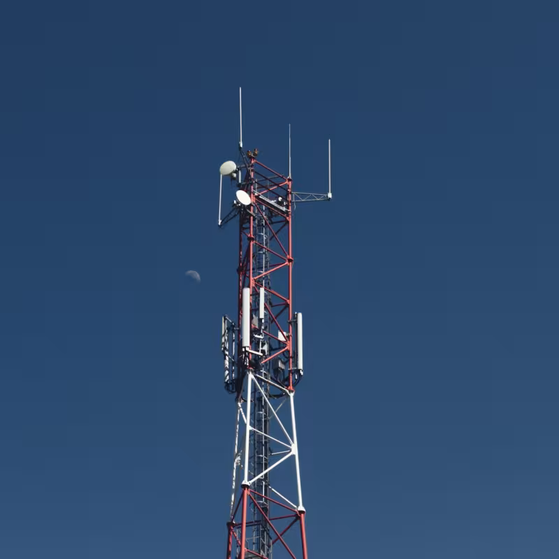 Stacja BTS z Mołdawii na tle bezchmurnego nieba