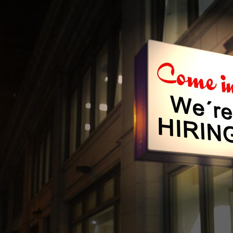 Zdjęcie neonu o treści: Come in. We're HIRING! [Chodź. Praca czeka!]