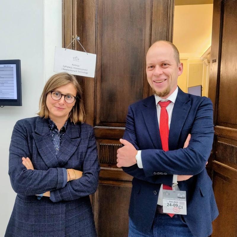 Dorota Głowacka i Wojciech Klicki pod drzwiami komisji cyfryzacji