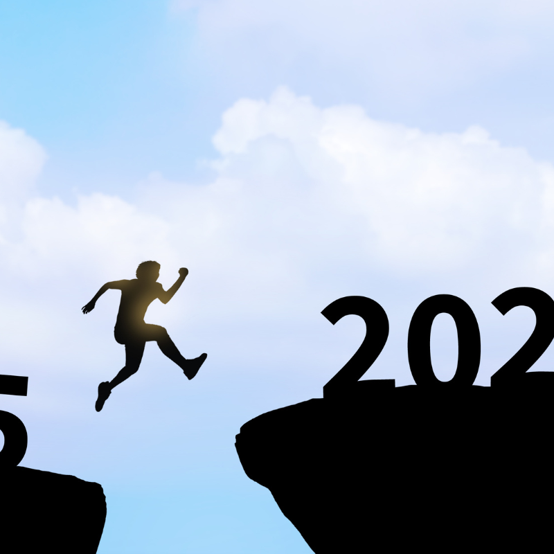 Grafika z postacią rysunkową przeskakującą od liczby 25 do liczby 2026.