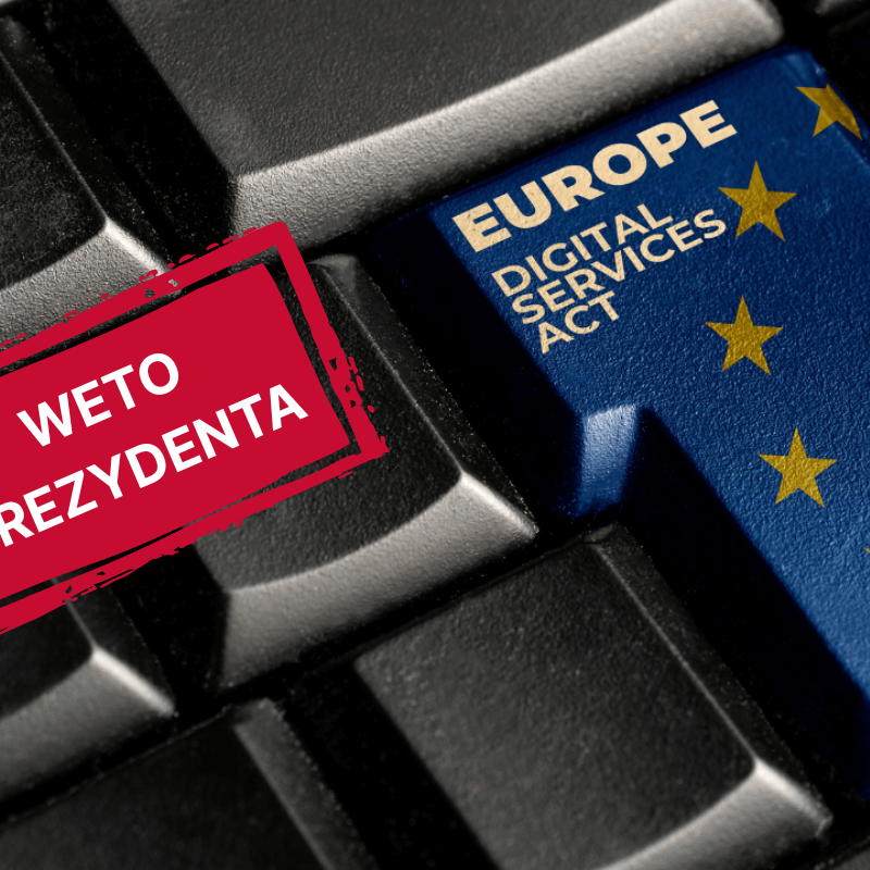 Obrazek klawisza Enter na klawiaturze z napisem "Europe Digital Services Act" oraz adnotacją "weto prezydenta"