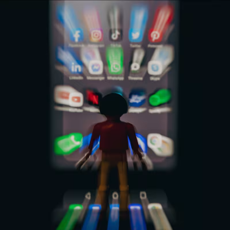 Ilustracja dziecka stojącego przed wielkim telefonem