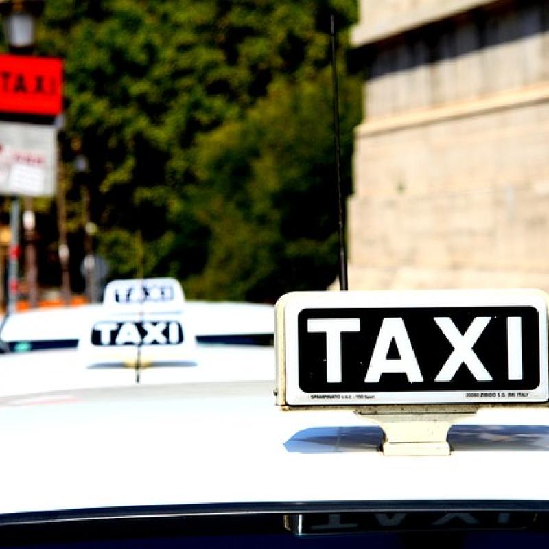 Taxi. CC0 Public domain via Pixabay